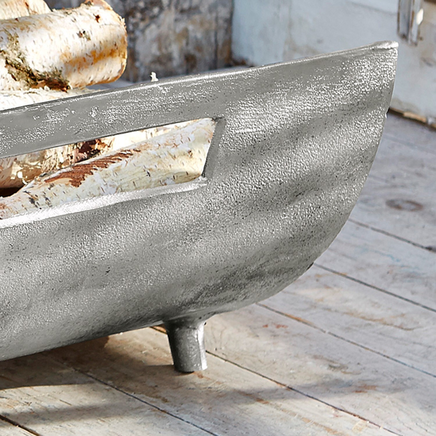 Silberne Metallschale mit Griff, Wohnaccessoire mit Naturholz gefüllt