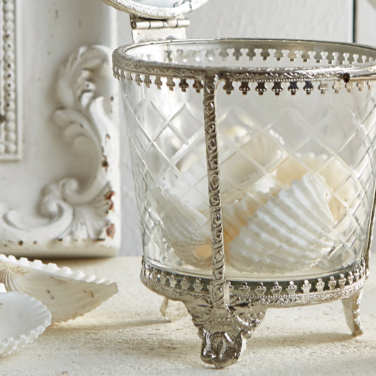 Glasbox mit Metallrahmen und weißen Muscheln, Vintage-Dekoration für Innenräume