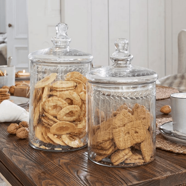 Set aus 2 transparenten Glasdosen für Kekse auf einem Holztisch in der Küche