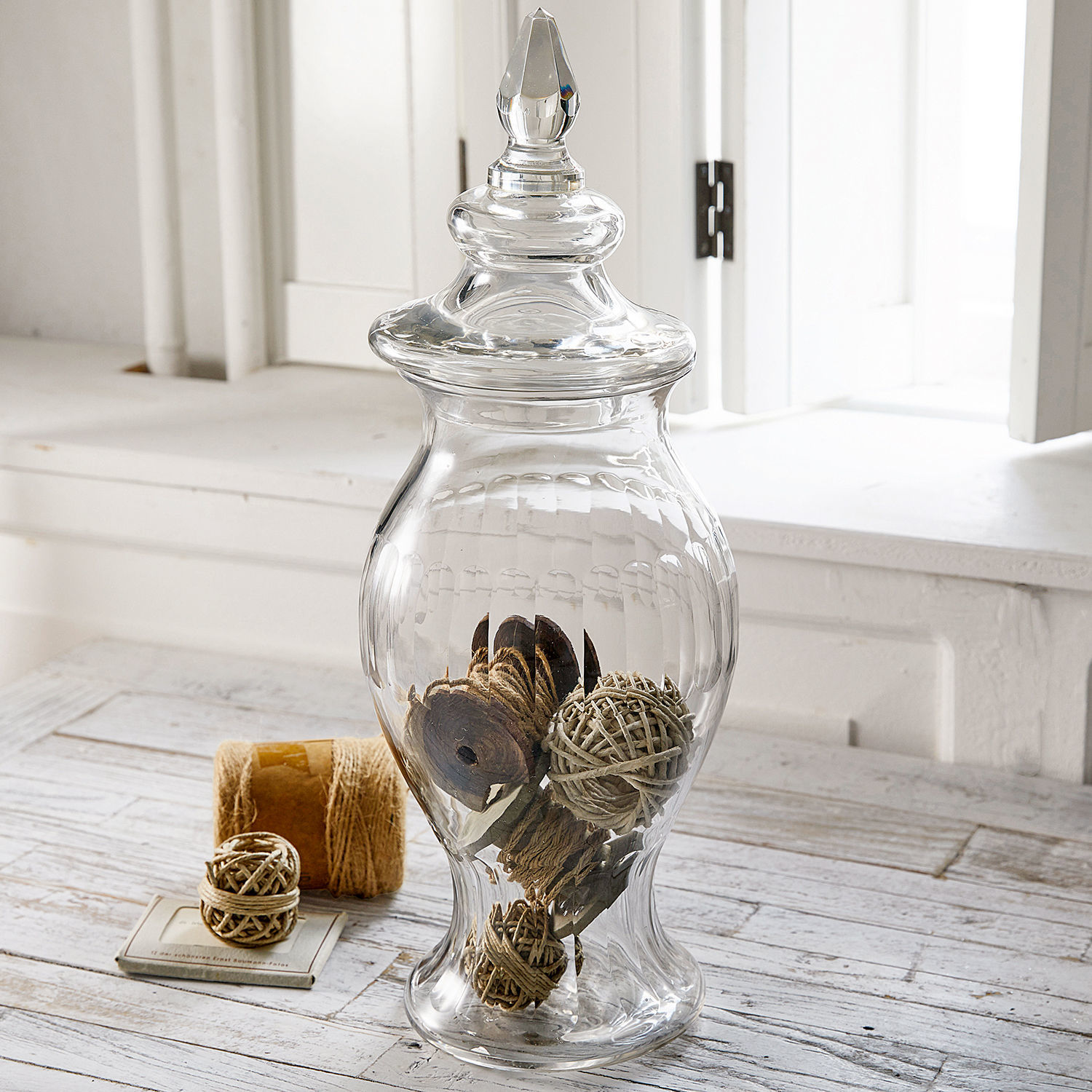 Transparente Glasvase mit Deckel und rustikaler Dekoration, stilvolles Wohnaccessoire