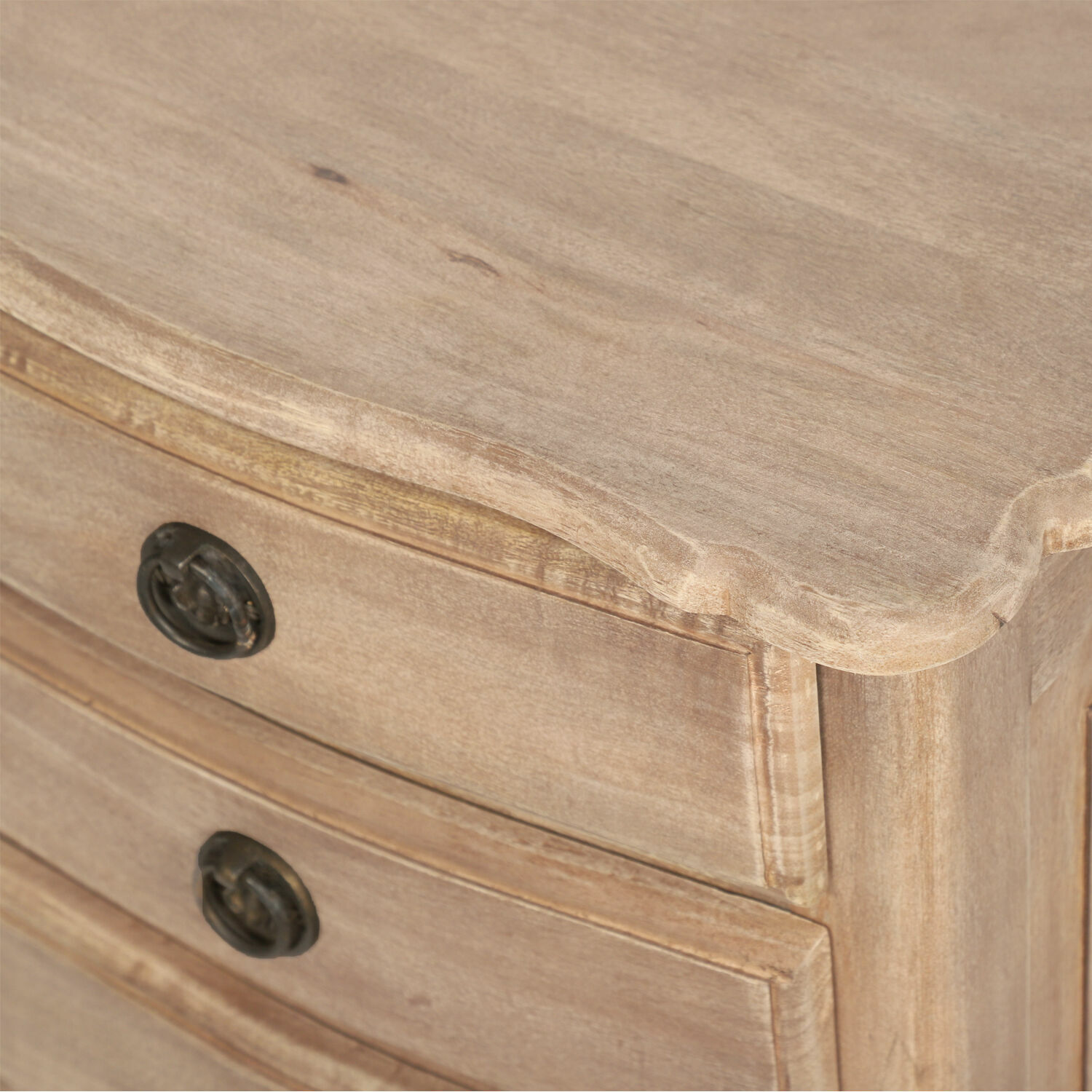 Nahaufnahme einer naturfarbenen Holzkommode mit Metallgriffen und feiner Verarbeitung