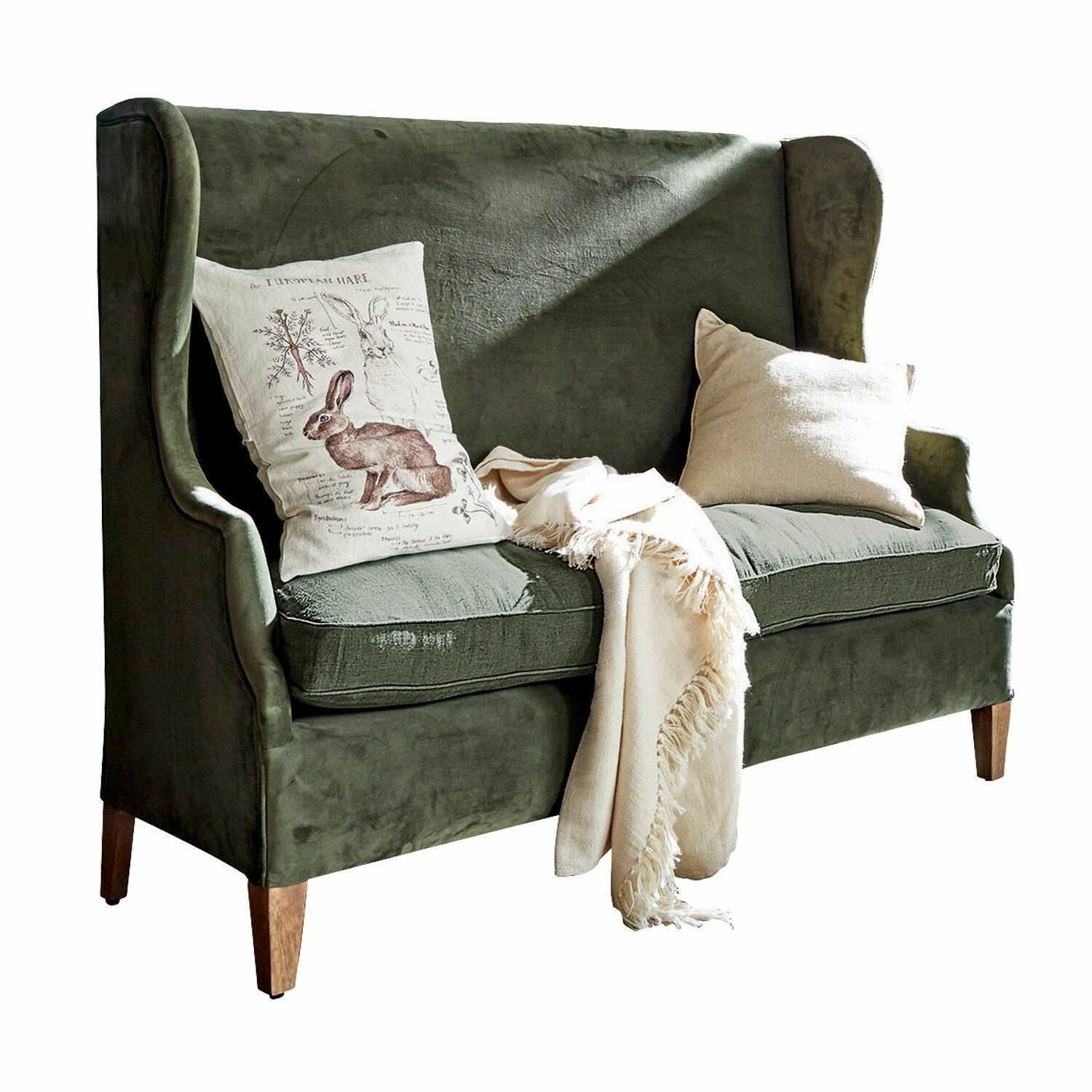 Sofa Ombra Grünes Samtsofa mit Holzbeinen, dekorativen Kissen und cremefarbenem Plaid