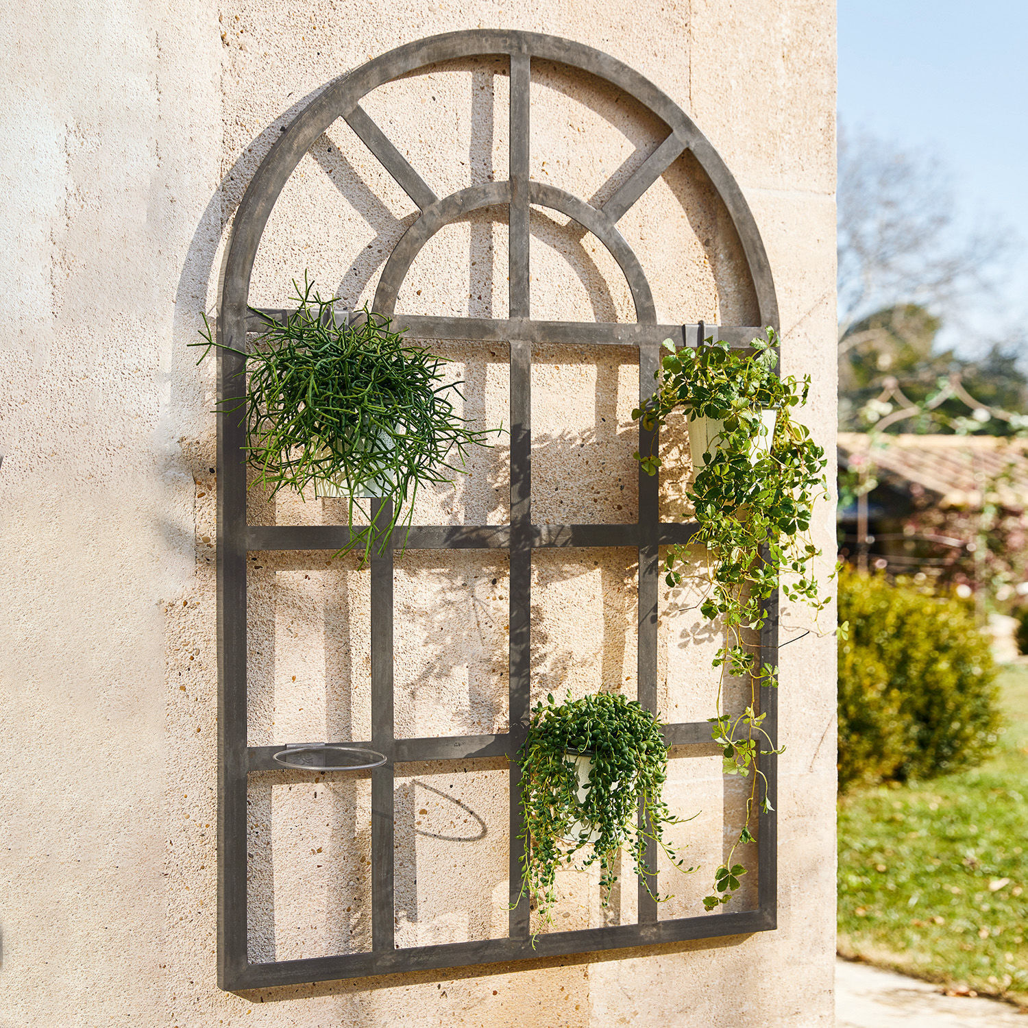 Schwarzes Metall-Rankgitter mit Pflanzregalen zur Wandmontage für Gartenpflanzen