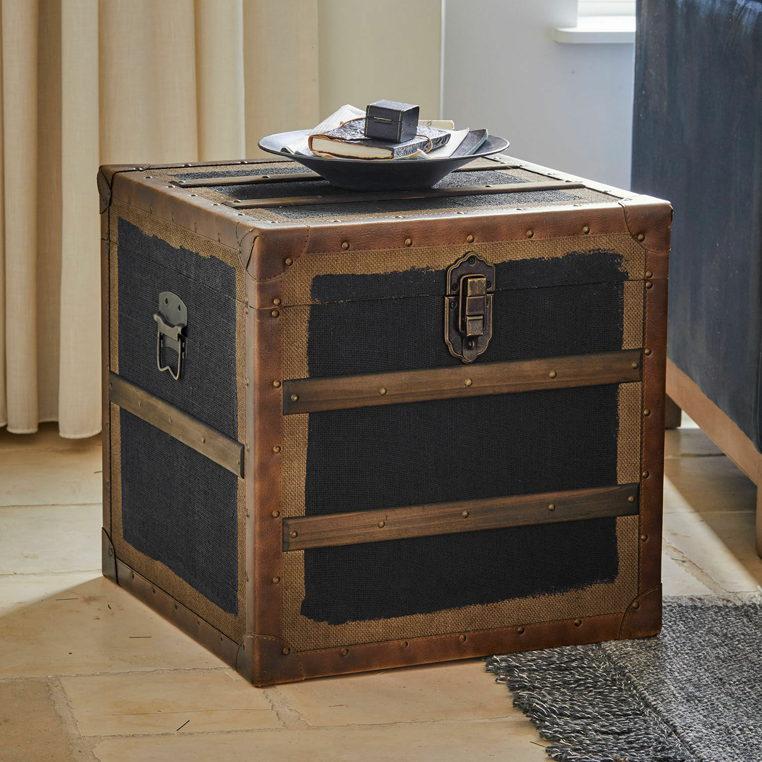 Quadratische Truhe aus braunem Leder und schwarzem Canvas, Vintage-Stil, dekorativer Stauraum im Wohnzimmer