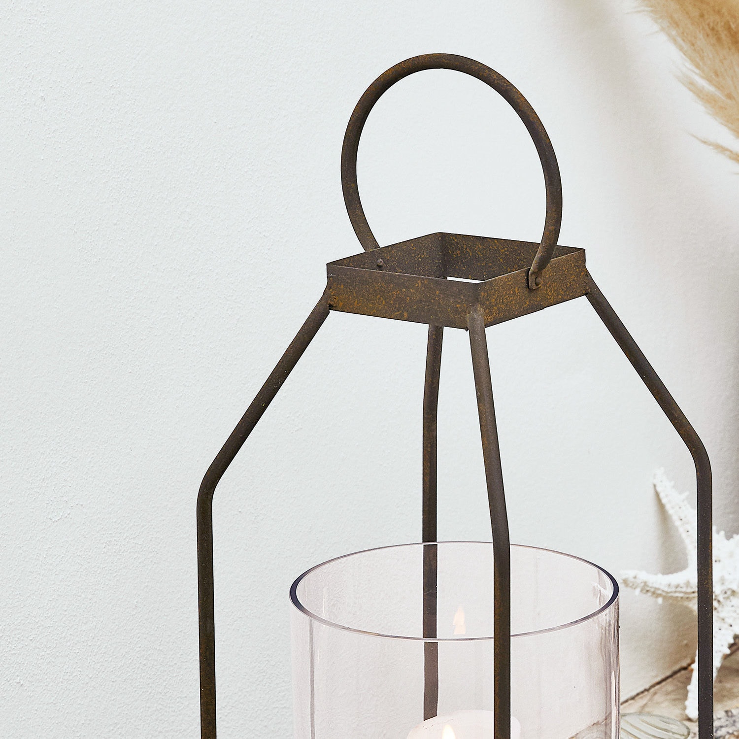 Dekorative Metalllaterne mit klarem Glas und rostfarbenem Griff für Kerzenlicht