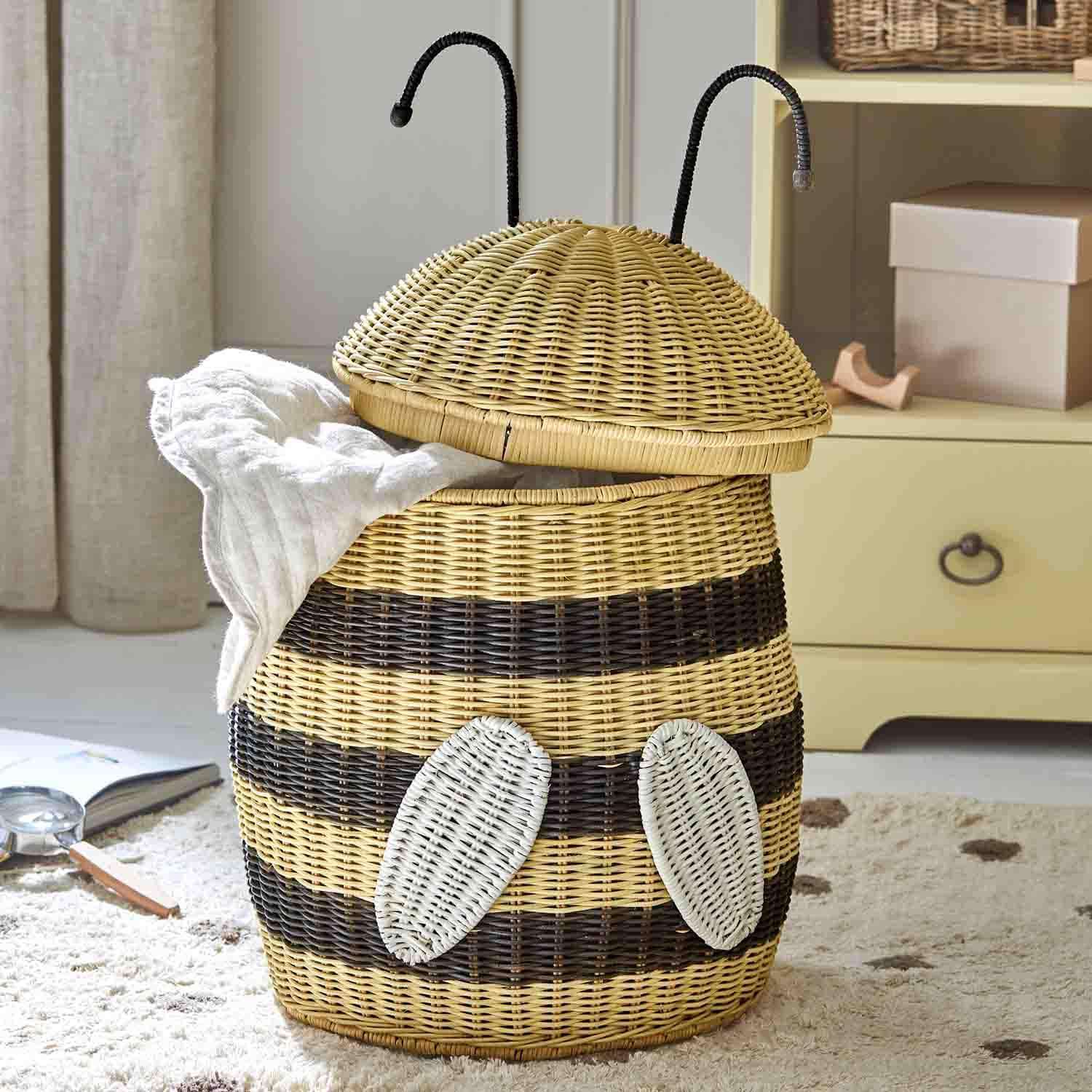 Wäschekorb aus Rattan in Bienenform mit natürlichen und schwarzen Streifen zur Aufbewahrung von Kleidung