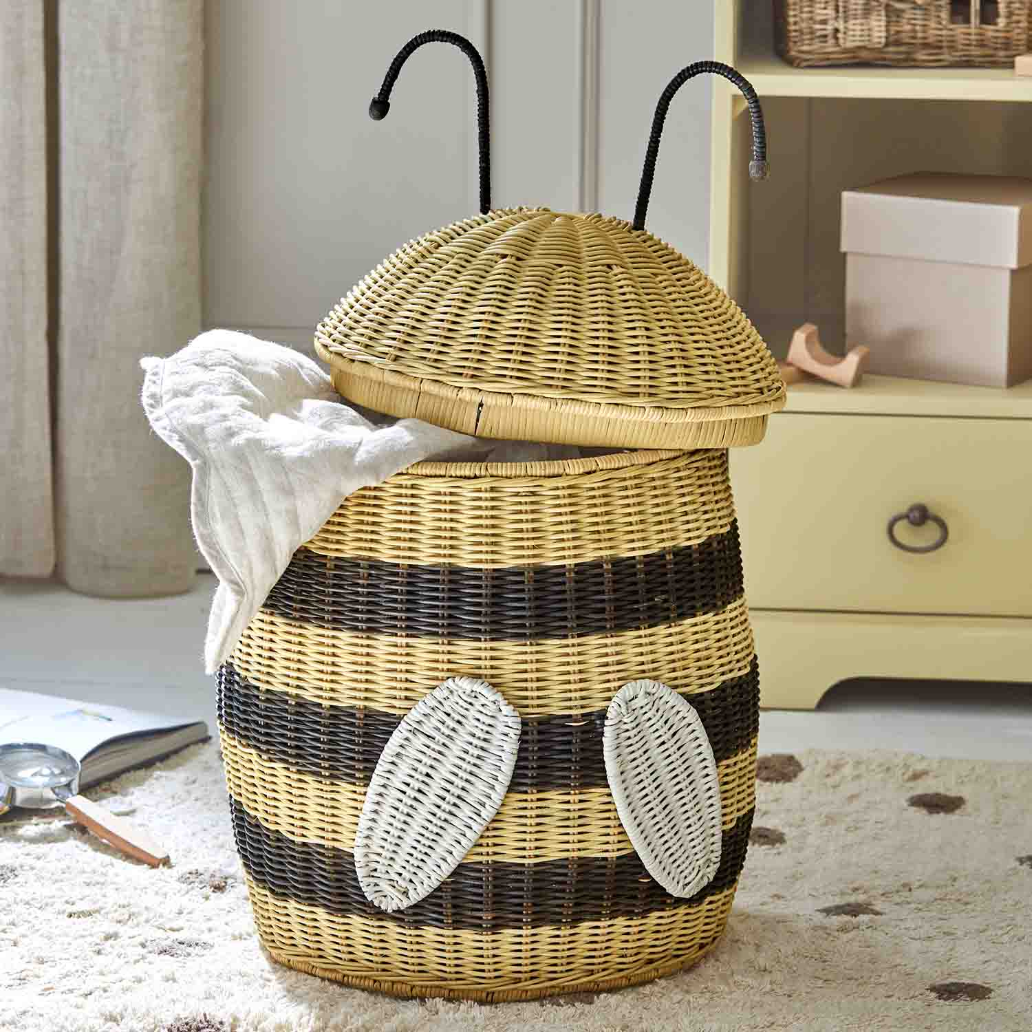Wäschekorb aus Rattan in Bienenform mit natürlichen und schwarzen Streifen zur Aufbewahrung von Kleidung