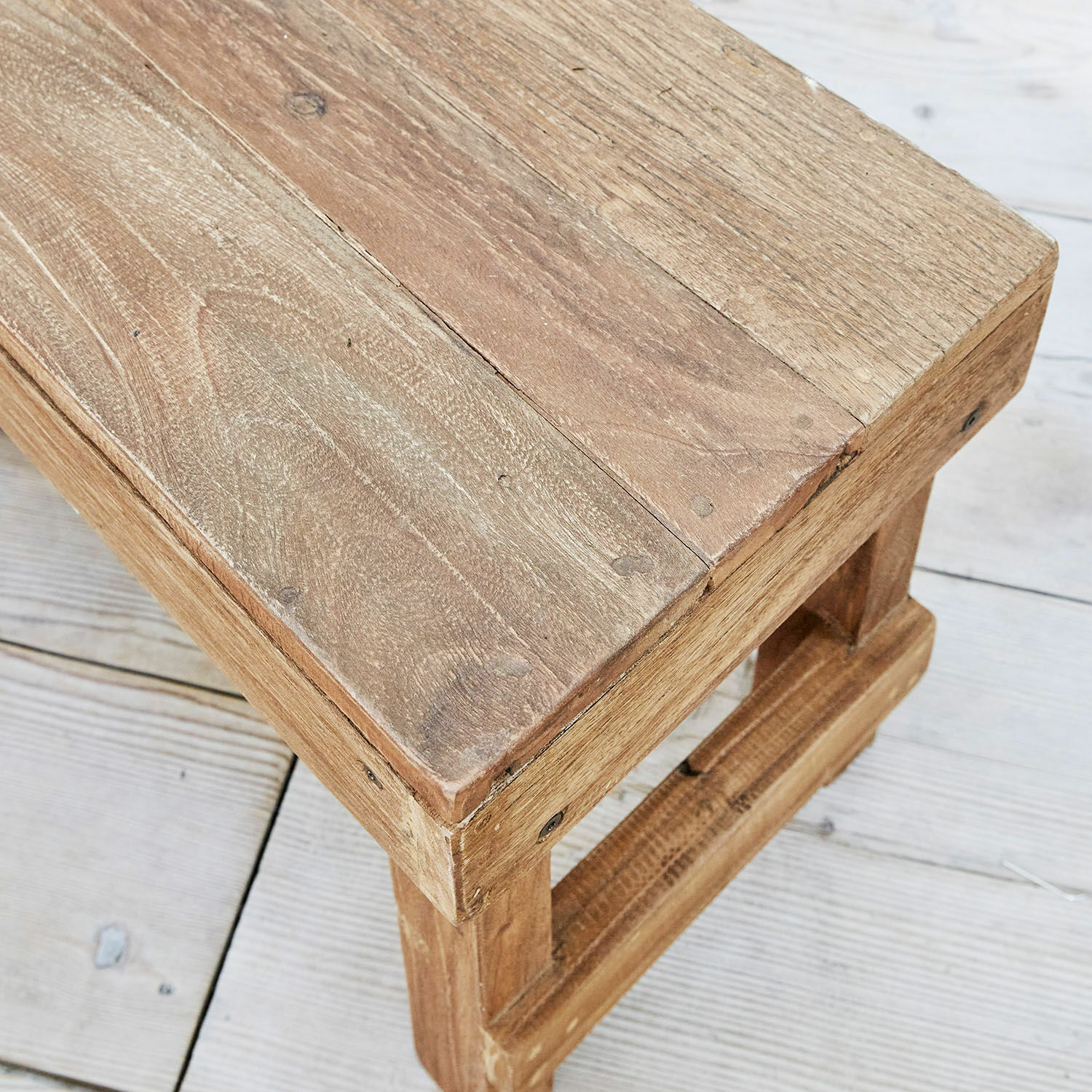 Rustikaler Beistelltisch aus Holz in natürlicher Farbe, vielseitiges Wohnaccessoire