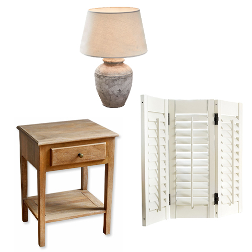 Möbelset mit Nachttisch aus Holz, weißem Holzladen und Lampe mit beigem Lampenschirm