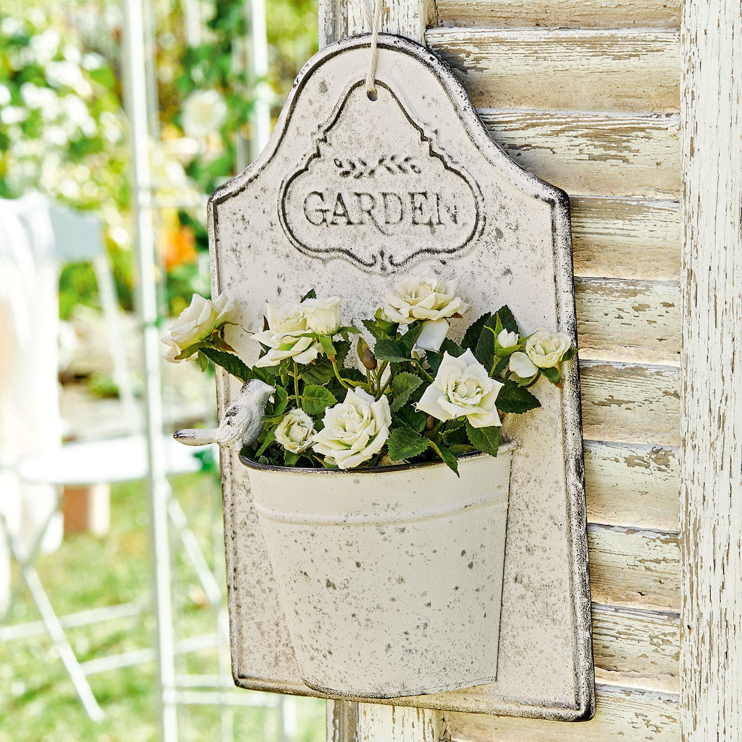 Wand-Pflanztopf Helsa Vintage Metall-Gartendekoration mit weißen Rosen und Schriftzug Garden in Cremeweiß