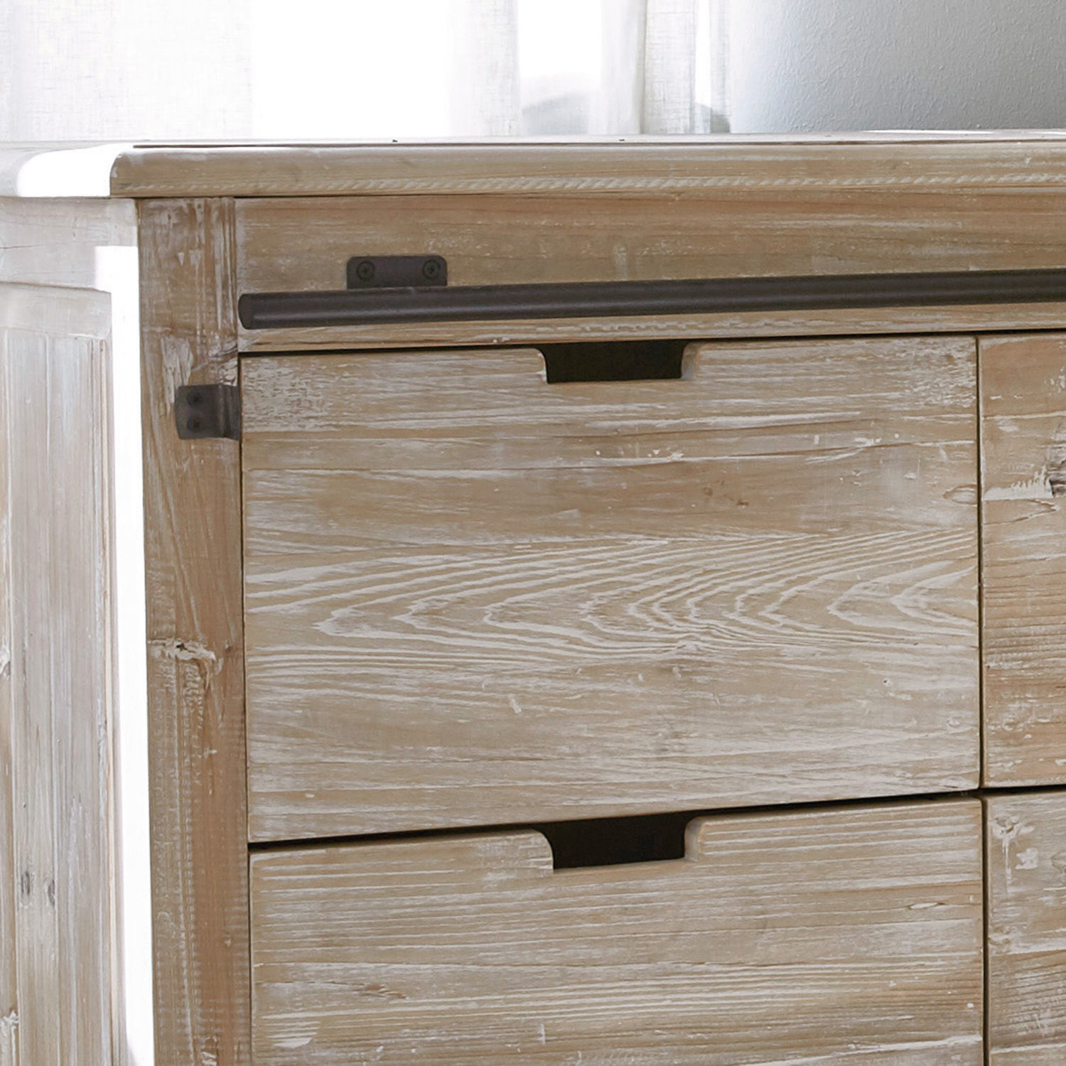 Kommode aus hellem Holz mit Metallgriffen, rustikaler Schrank für Wohnzimmer oder Schlafzimmer