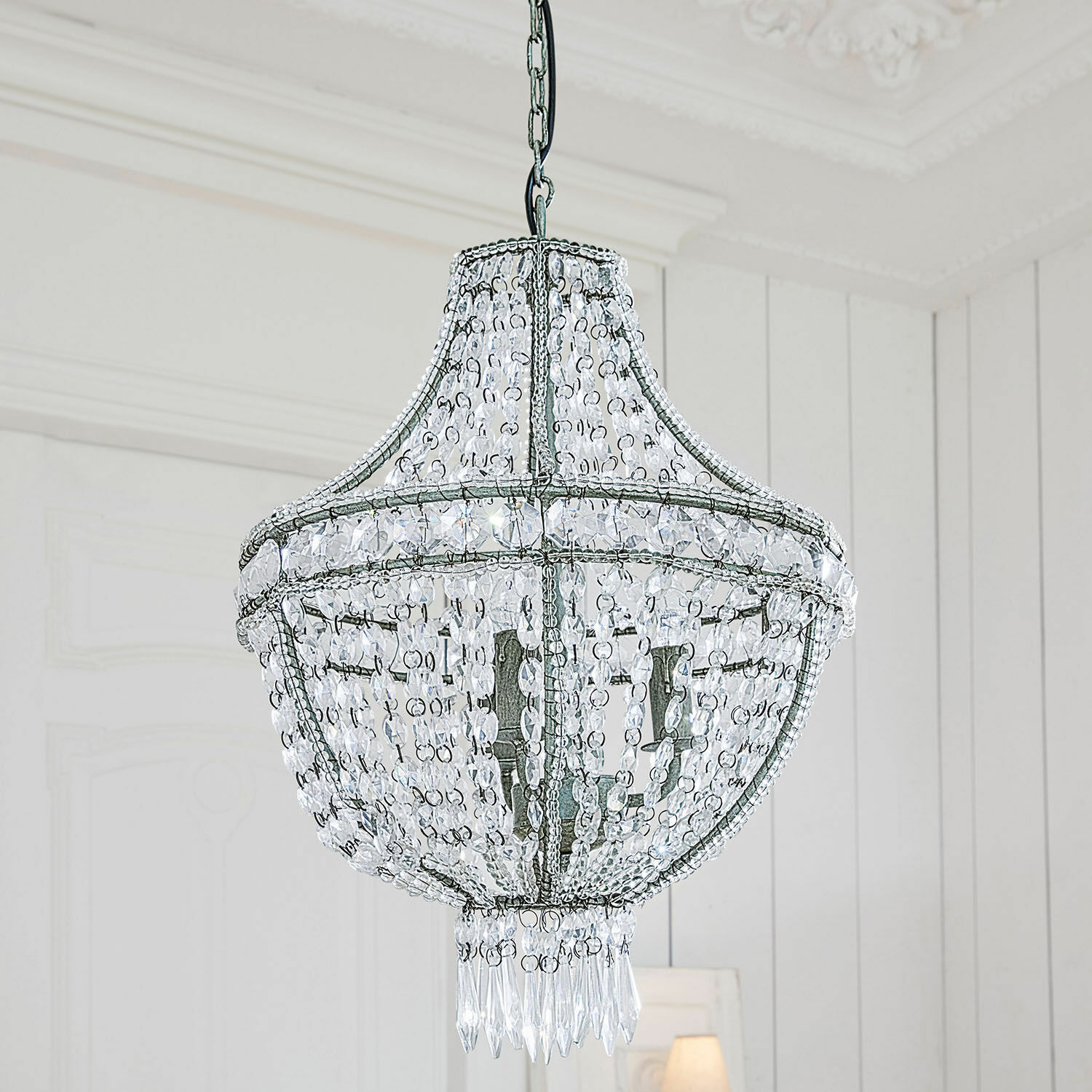 Eleganter Kronleuchter mit Kristallperlen und silbernem Metallrahmen für Wohnzimmer