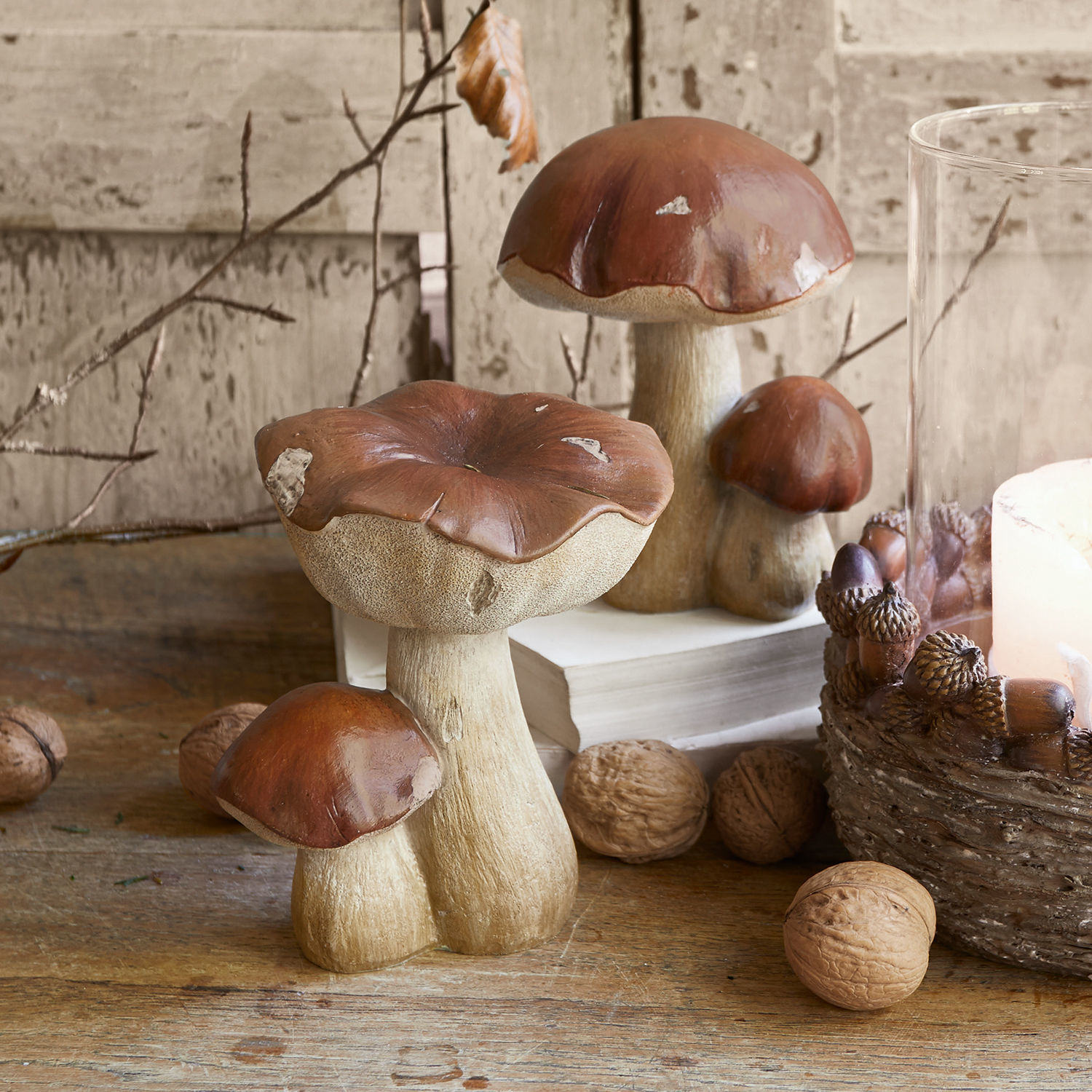 Deko-Pilz 2er Set Beenie Dekorative Pilze aus Kunststoff in Braun-Beige auf Holztisch mit Walnüssen