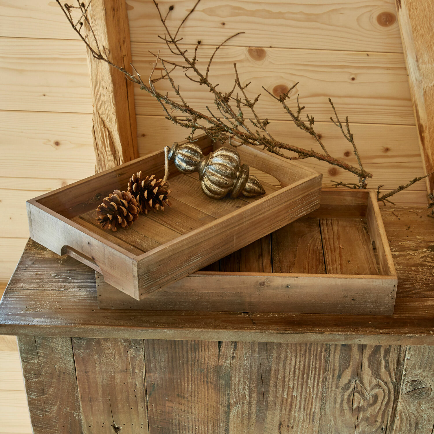 Tablett 2er Set Kerbella Rustikale Holztabletts in Naturfarbe mit Tannenzapfen und Zweig auf altem Holztisch