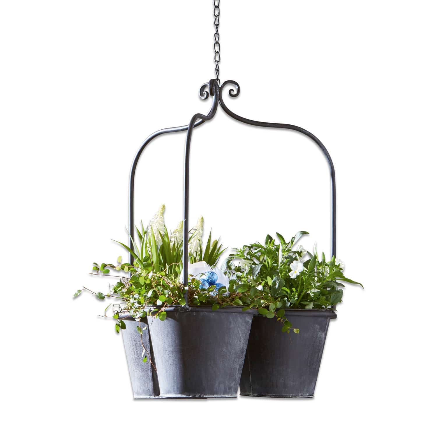 Hängender Metall-Blumentopf in Schwarz mit drei Fächern und grünen Pflanzen sowie weißen Blüten