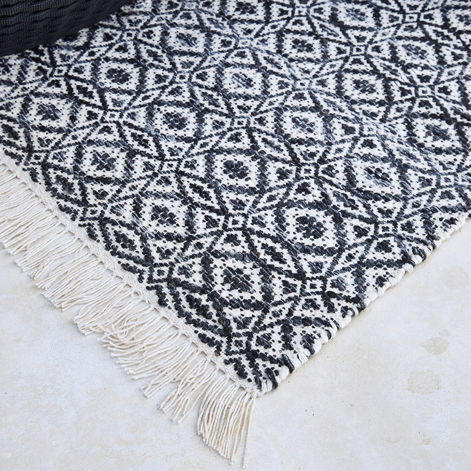 Baumwollteppich mit schwarz-weißem geometrischem Muster und Fransen, Wohn- und Bodenbelag