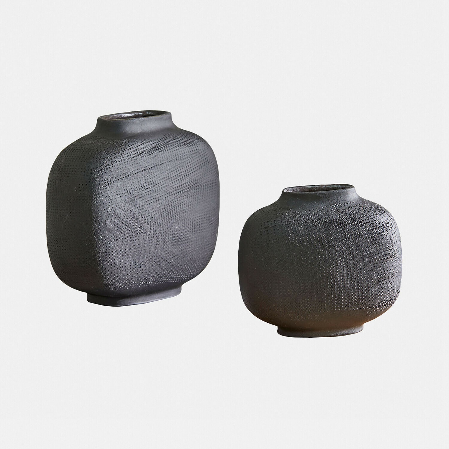 Set aus zwei schwarzen Keramikvasen mit matter Oberfläche und modernem Design für Wohnraumdeko