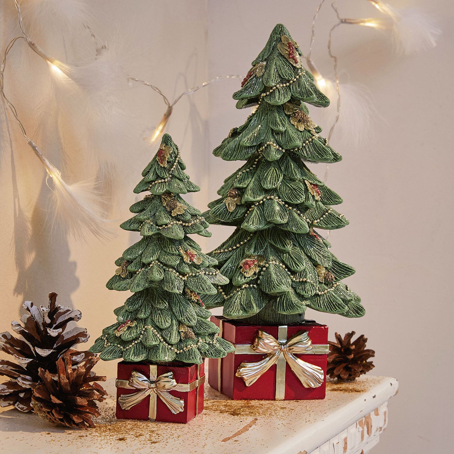 Deko-Baum 2er Set Verne Zwei grüne Deko-Tannenbäume aus Material auf roten Geschenkboxen mit goldenen Schleifen, Weihnachtsdeko