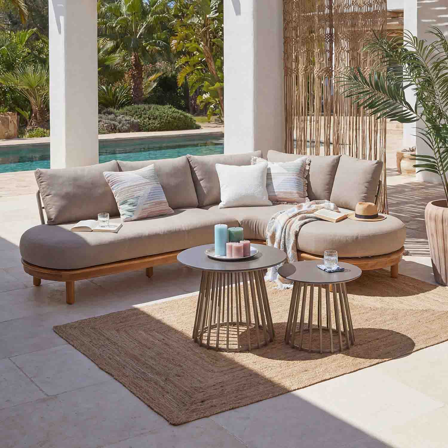 Beige Ecksofa mit Holzgestell und Kissen im Außenbereich am Pool mit zwei Beistelltischen