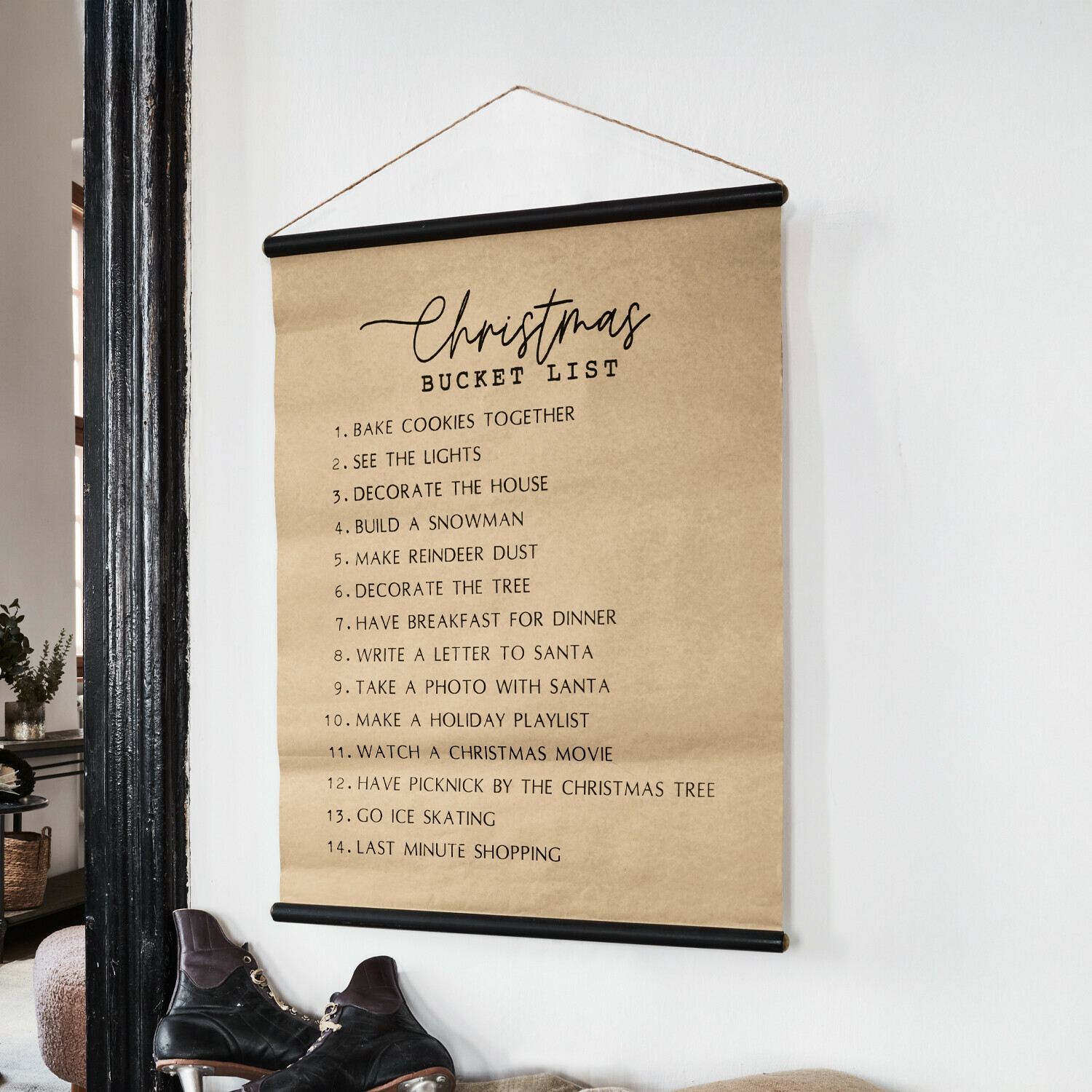 Bild Christmas Bucket List Dekorativer Wandbehang mit Weihnachts-Bucket-List auf braunem Papier und schwarzem Halter
