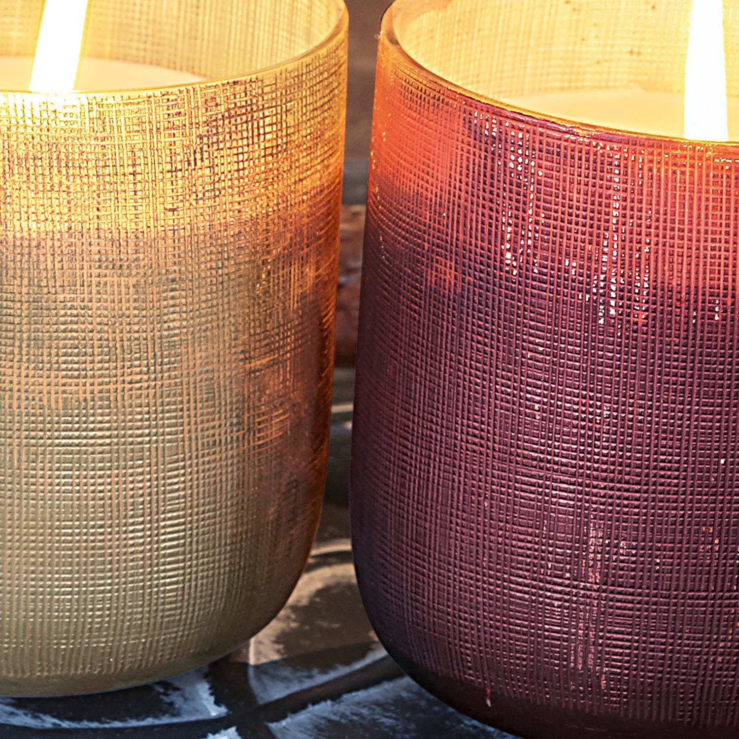 Zwei strukturierte Glas-Teelichthalter in Gold und Bordeaux für stimmungsvolle Wohnakzente