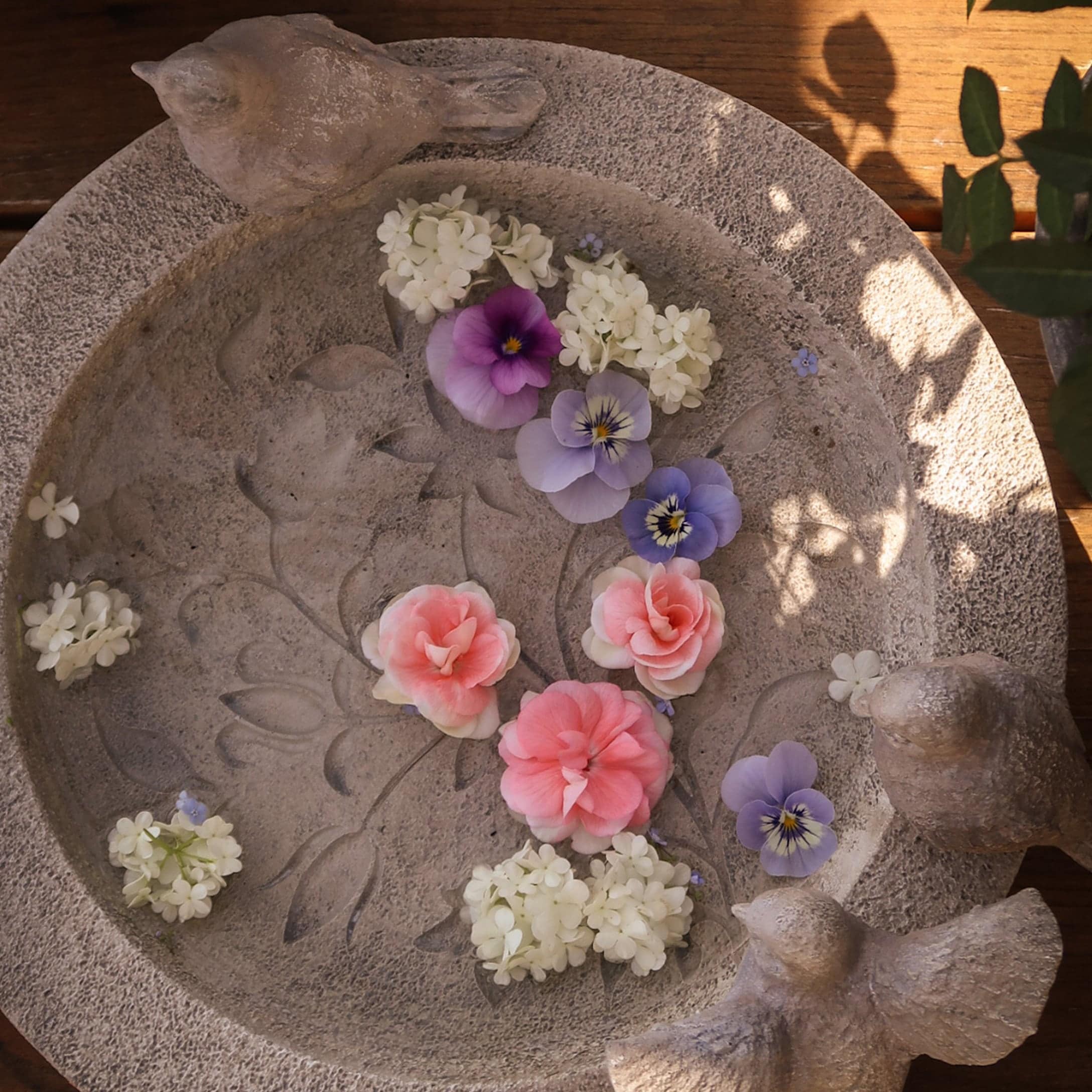 Dekorativer Steinteller mit Vogel- und Blumenmotiv, ideal für Garten- oder Wohnraumdekoration