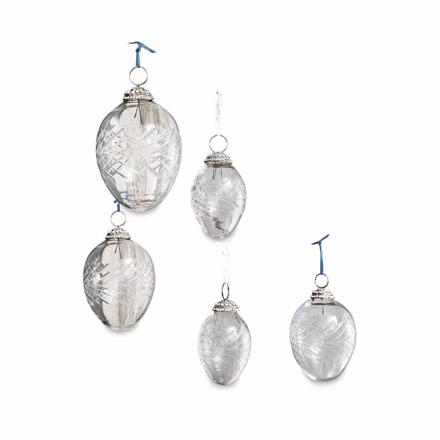 Set aus fünf transparenten Glas-Ostereiern mit graviertem Muster und Metallaufhängungen