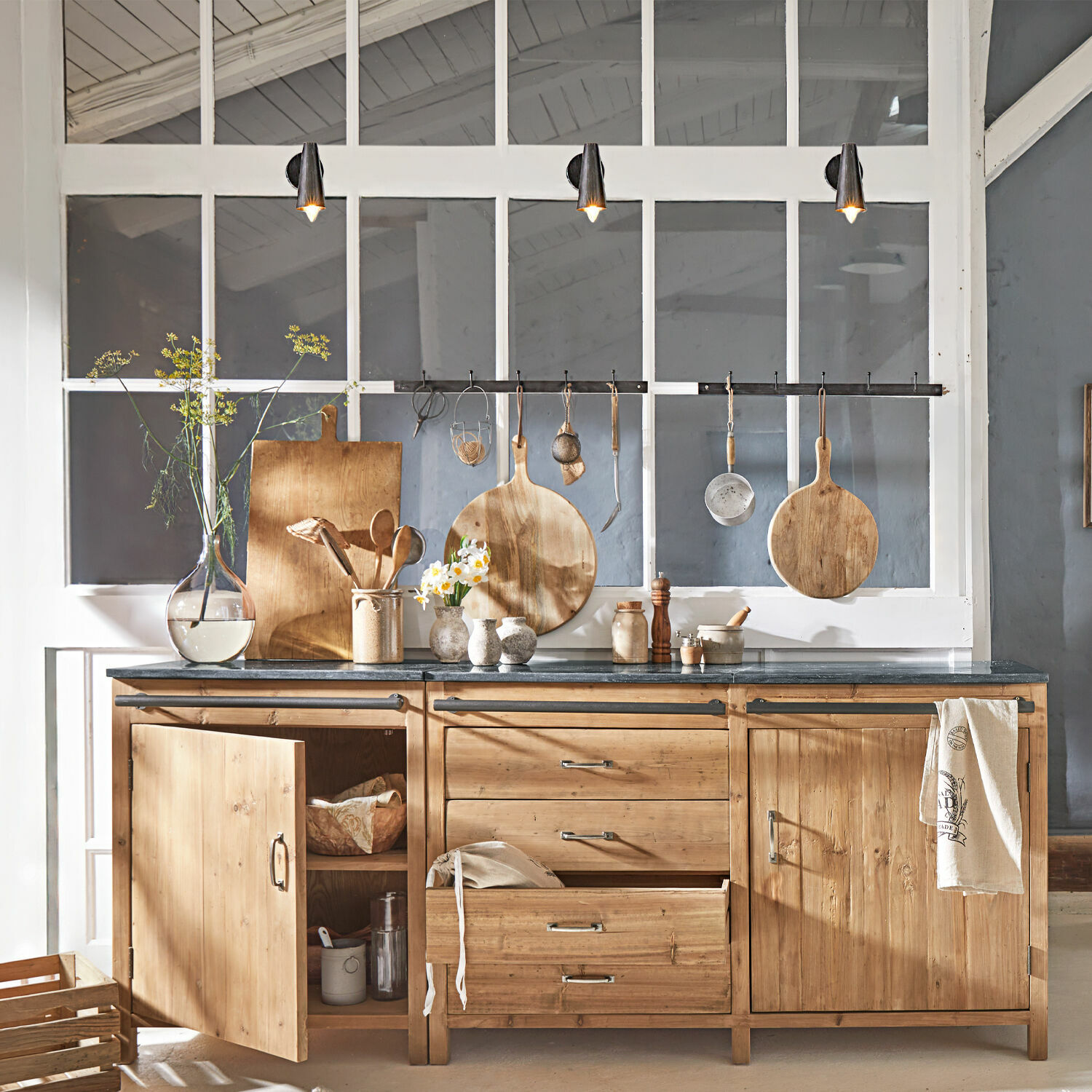 Holz-Küchenschrank mit Marmorarbeitsplatte und hängenden Holz-Küchenutensilien