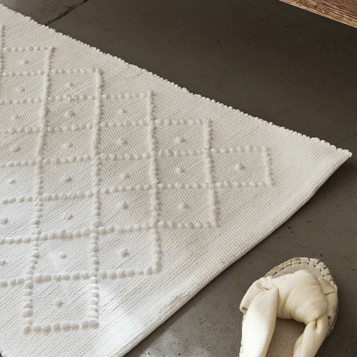 Weißer Teppich mit geometrischem Muster aus weichem Stoff für Wohnzimmer