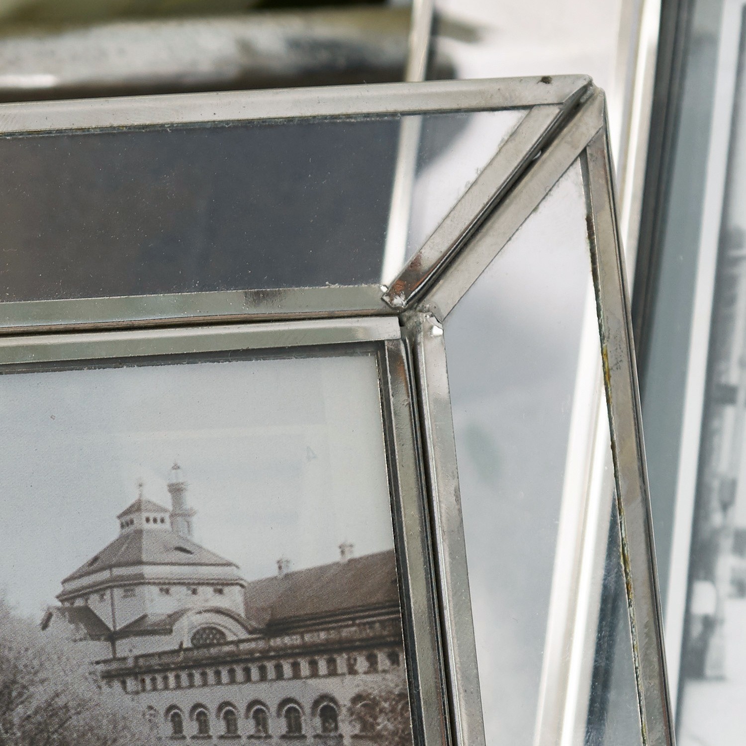 Metall-Bilderrahmen mit Spiegel und Glasverzierung im eleganten Vintage-Stil