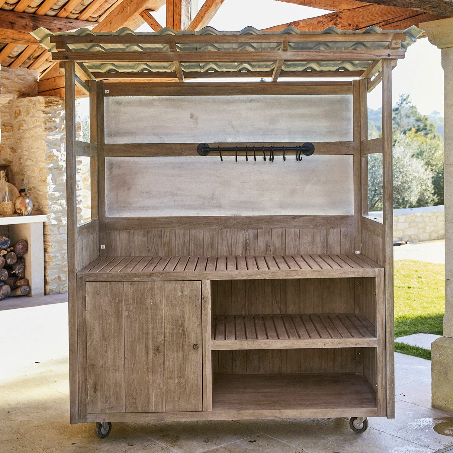 Grau lasierter Gartenmöbel-Schrank aus Holz mit Regalen und Haken, praktisch zur Aufbewahrung