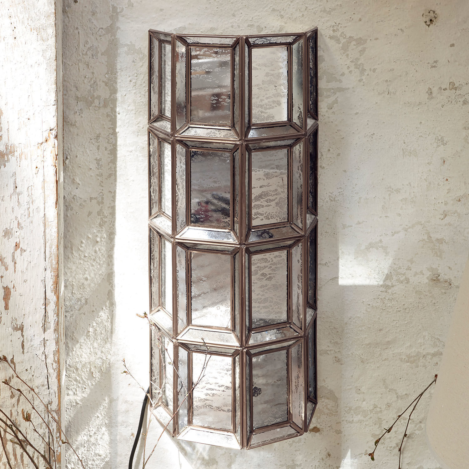Dekorative Wandleuchte aus Metall und Glas im Vintage-Stil, ideal für rustikale Räume