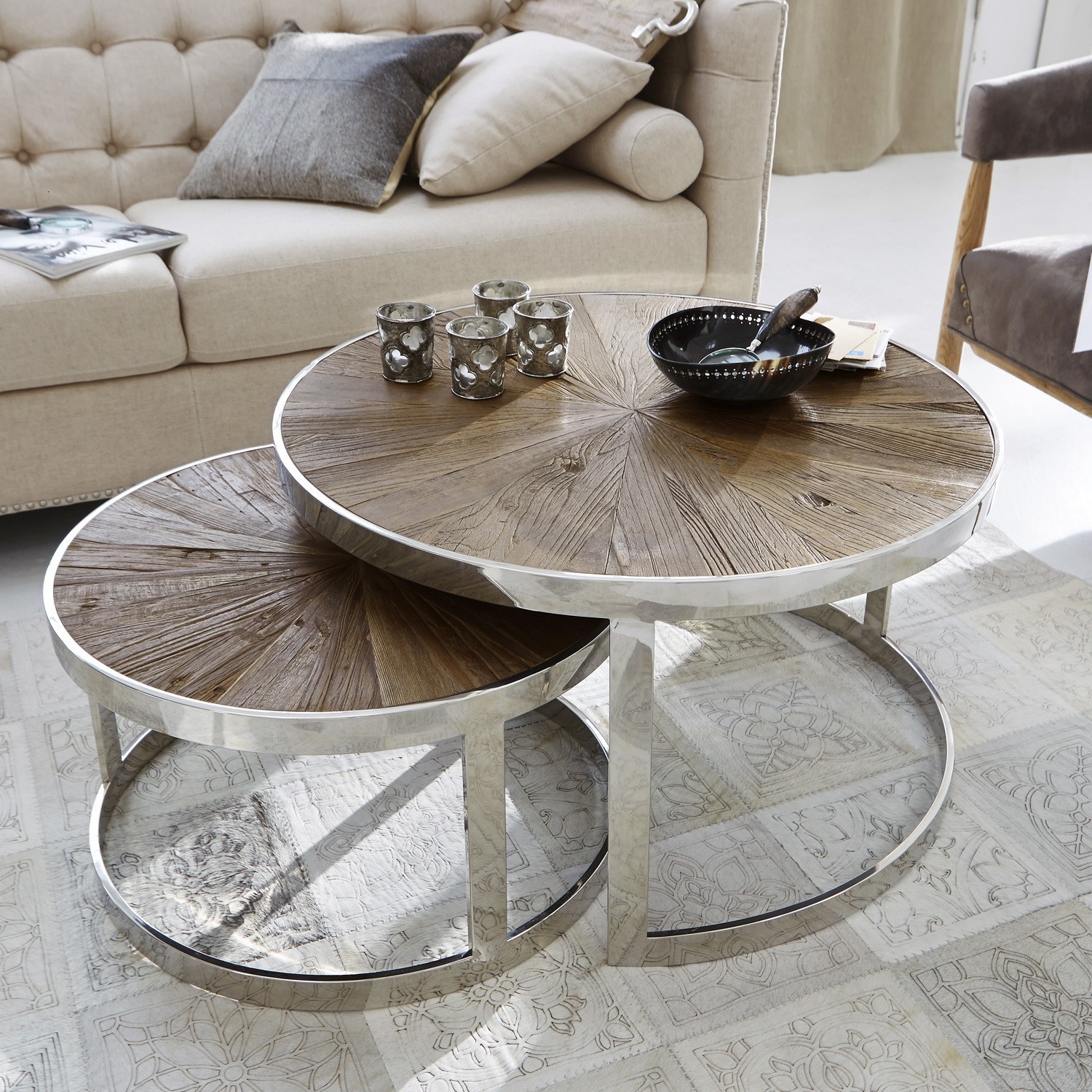 Zweier-Set runder Couchtische mit Holzplatte und Metallrahmen im Wohnzimmer