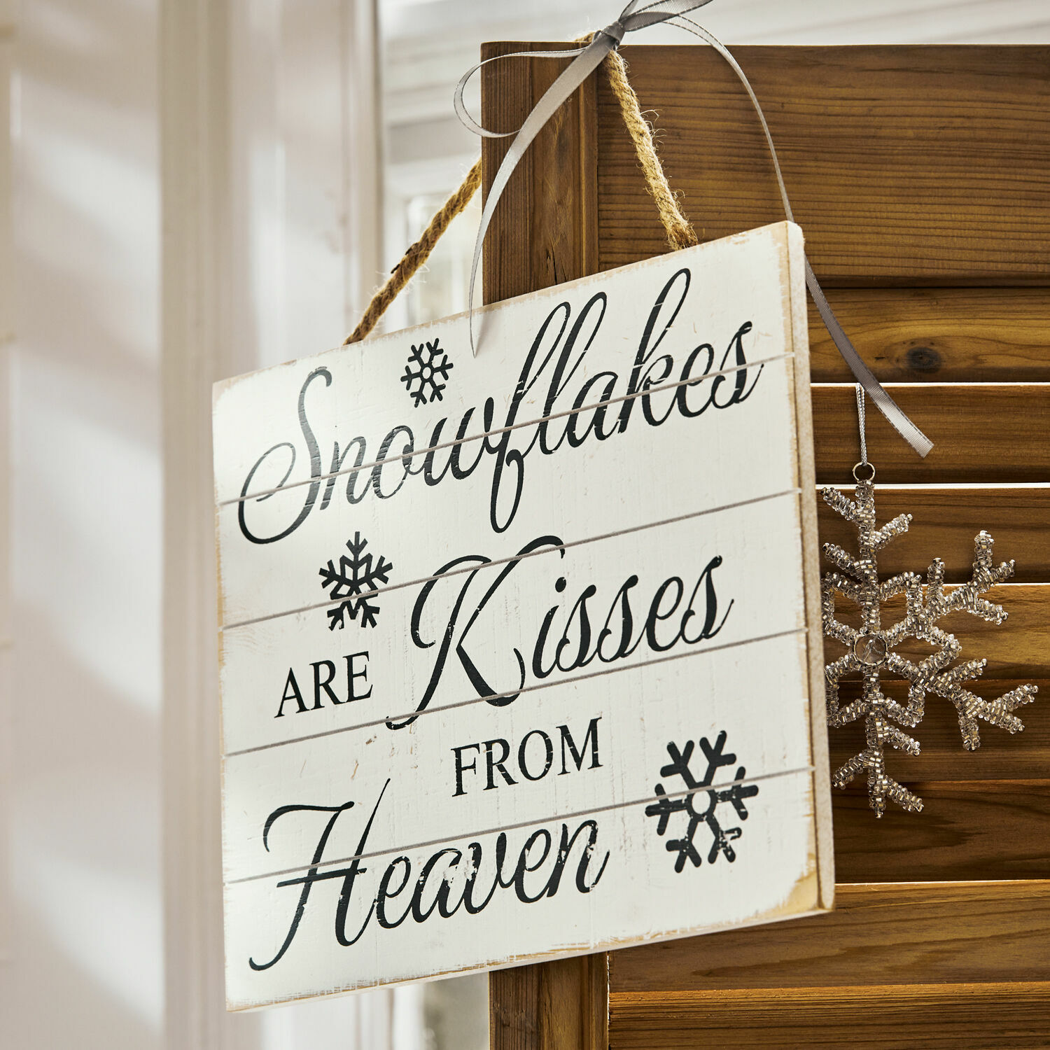 Dekoboard Snowflakes Holzschild mit Schriftzug Snowflakes are Kisses from Heaven im rustikalen Stil