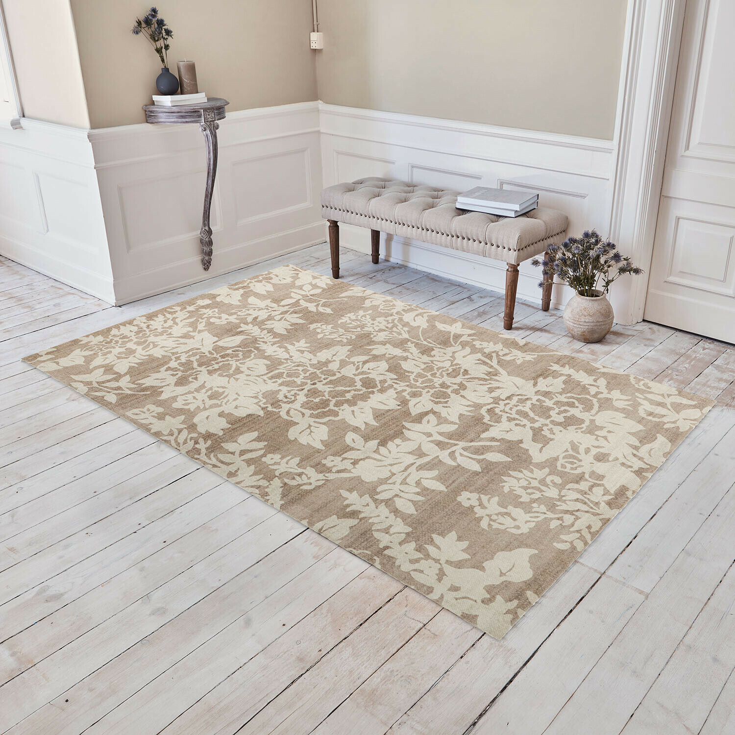 Teppich Casamira Beigefarbener Teppich mit floralem Muster auf hellem Holzboden in elegantem Raum mit gepolsterter Bank