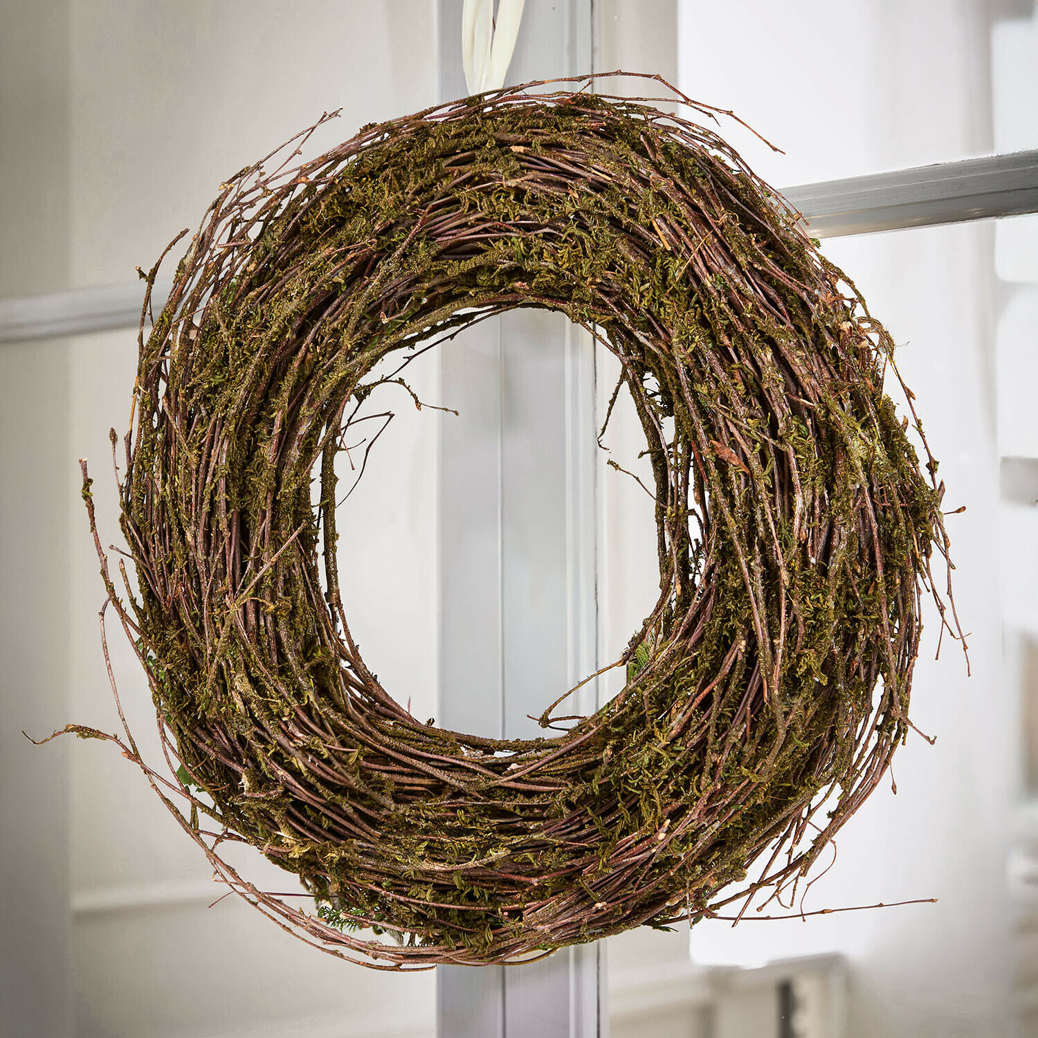 Natürlicher Kranz aus Zweigen und Moos in Braun-Grün zur Tür- und Wohnraumdekoration