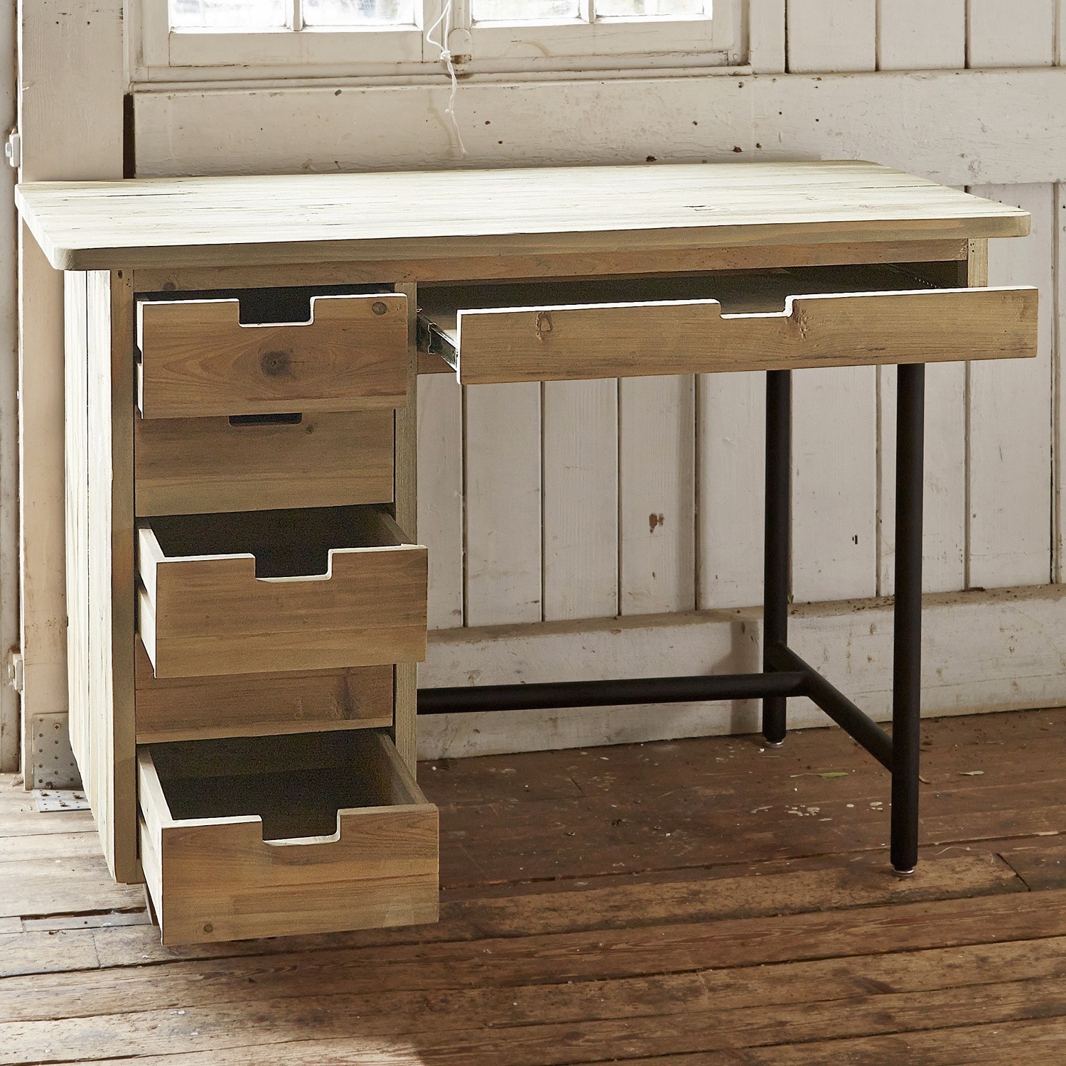 Holzschreibtisch mit schwarzen Metallbeinen und vier Schubladen im Vintage-Stil