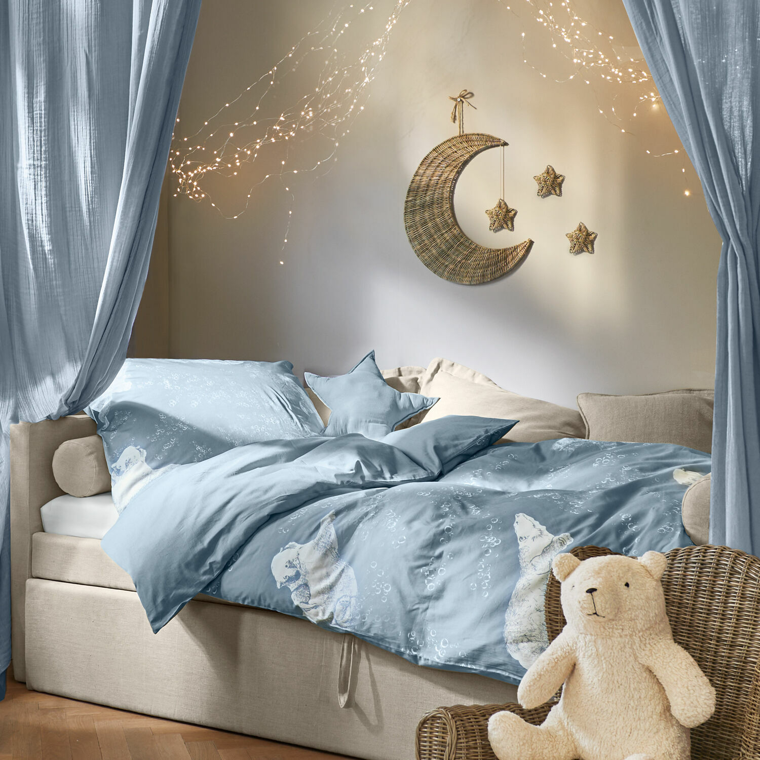 Blaue Baumwollbettwäsche mit Eisbärmotiv in gemütlichem Kinderzimmer