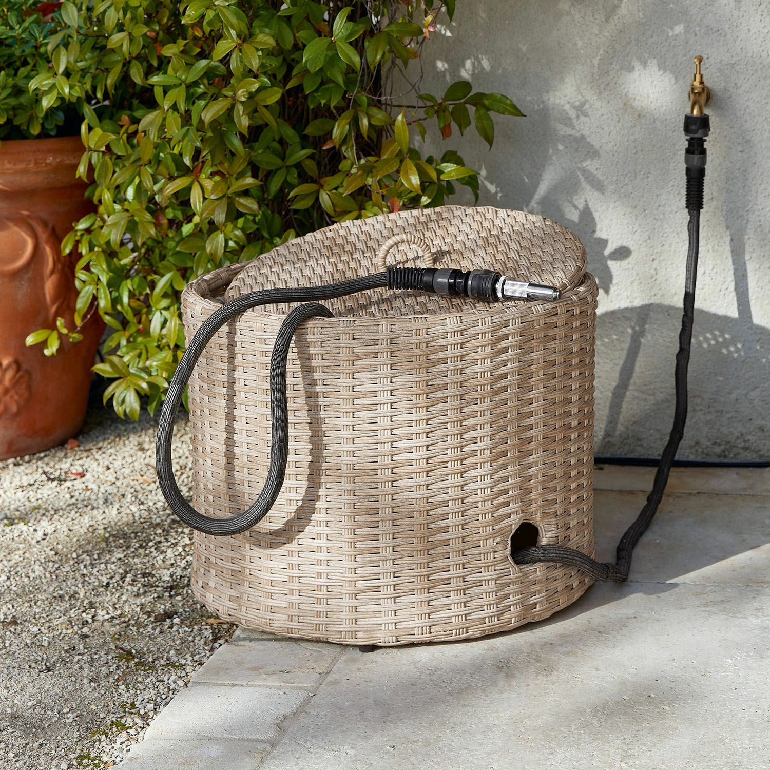 Beiger Rattankorb für Gartenschlauch mit Öffnung, praktischer Gartenschlauchhalter