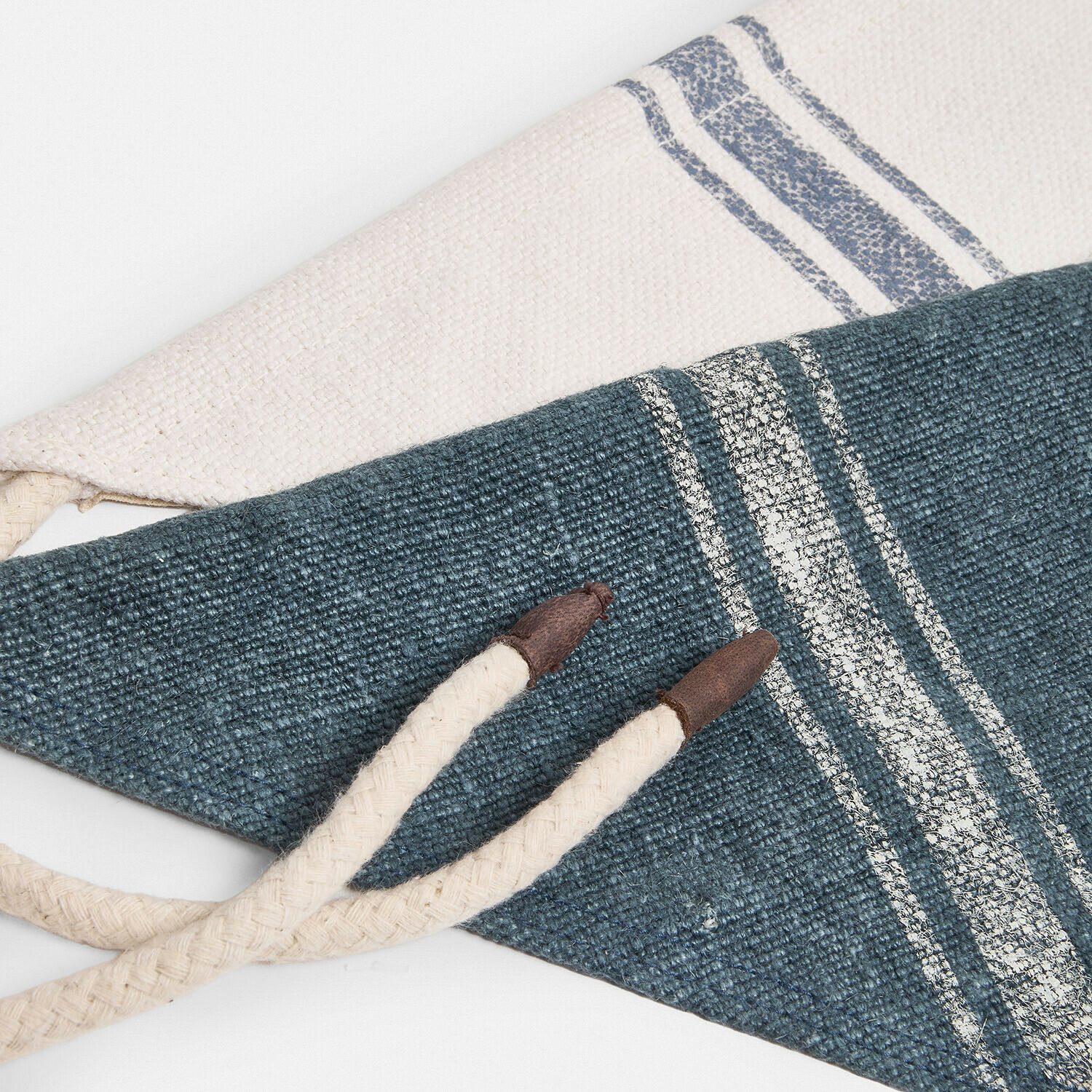 Wendbarer Baumwollbeutel in Creme und Blau mit Streifen und Kordeln mit Lederenden