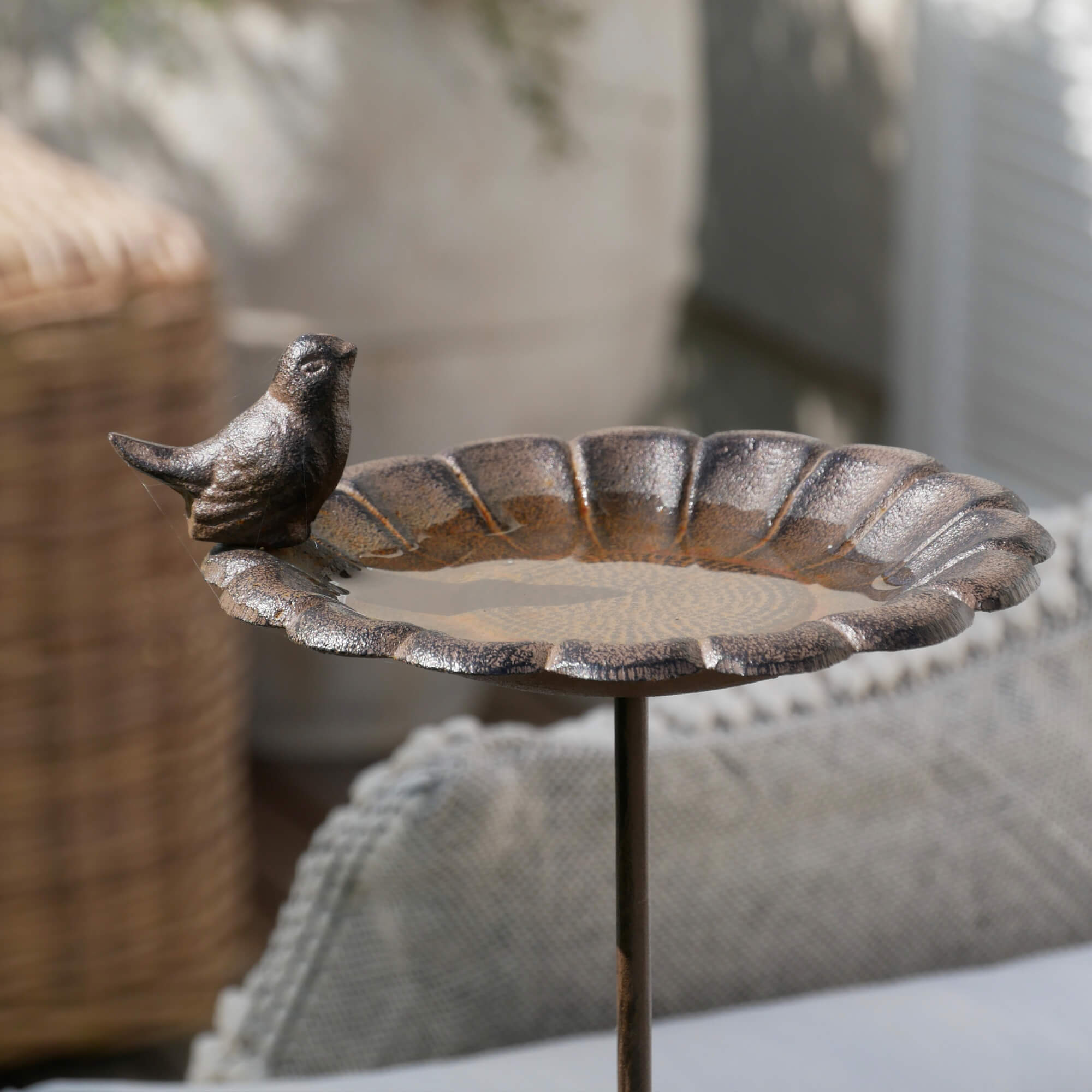 Brauner Metall-Vogeltränke mit dekorativem Vogel und Wasserschale für den Garten