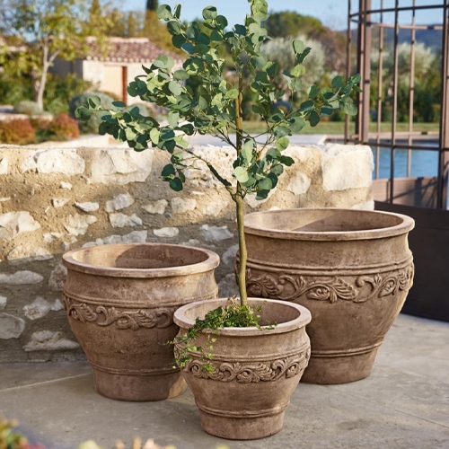 Drei dekorative Terrakotta-Blumentöpfe in Braun mit Reliefmuster, ideal für den Garten