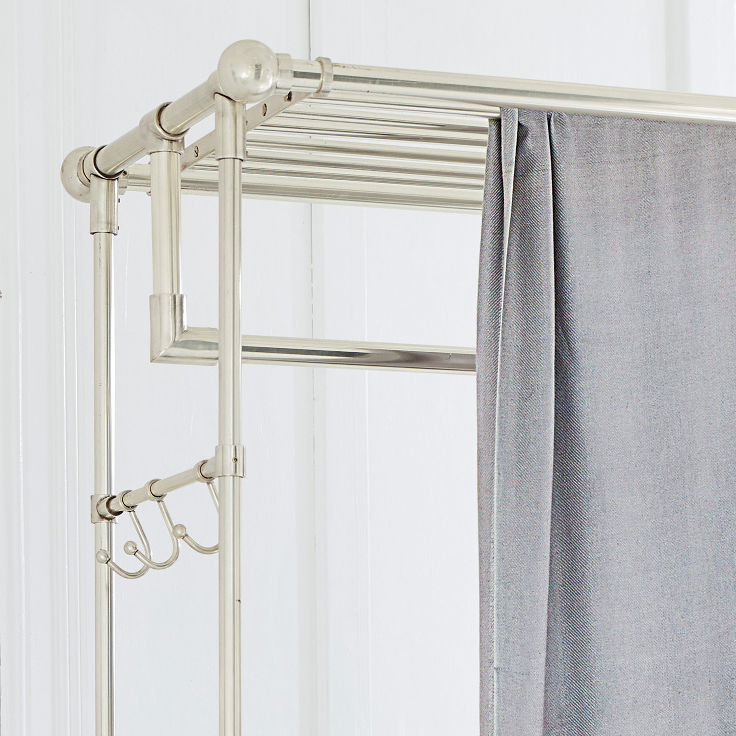 Metall-Kleiderständer mit grauem Vorhang, modernes und praktisches Design für den Flur