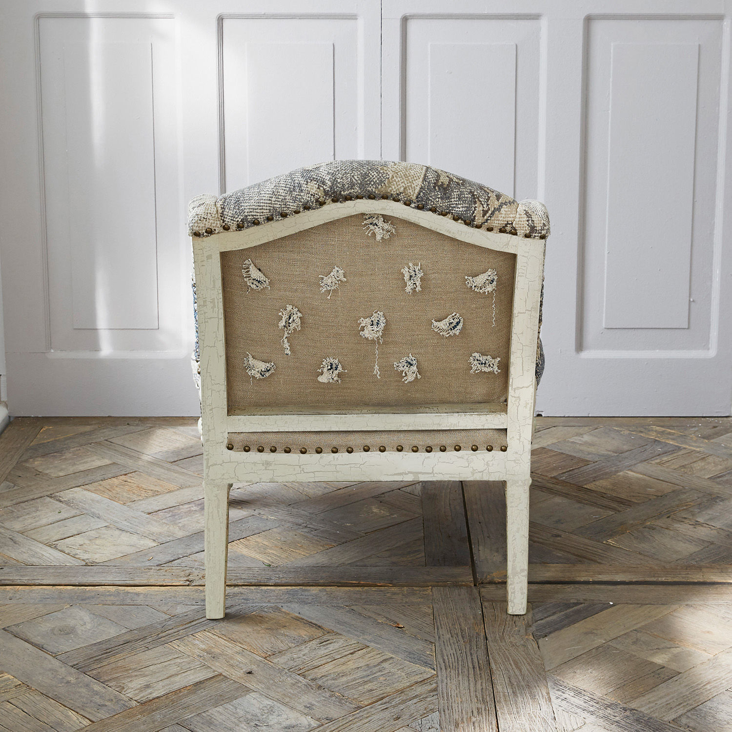 Vintage Sessel mit weiß lackiertem Holz und beiger, grauer gemusterter Polsterung