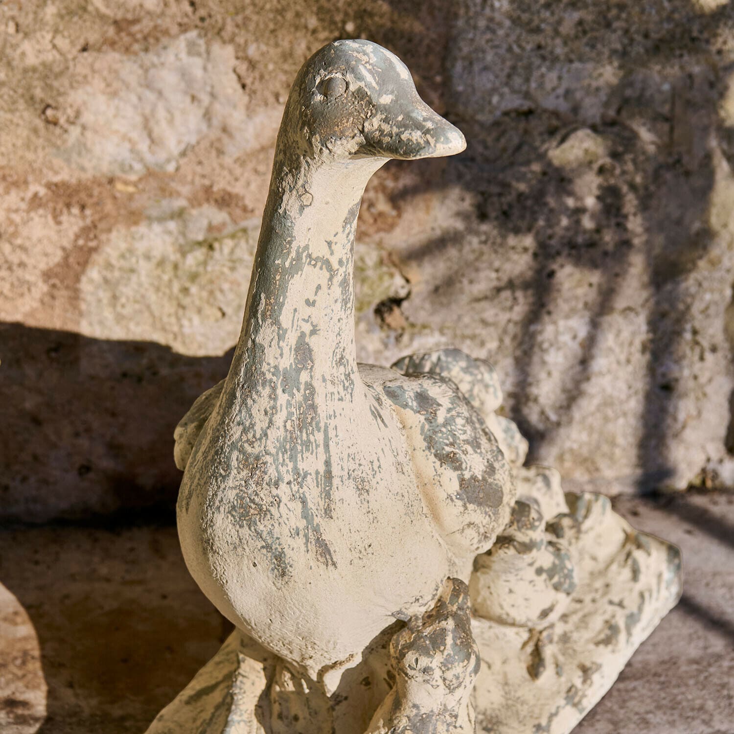 Dekorative Entenfigur aus Material mit antikem, grauem und cremefarbenem Finish für Garten