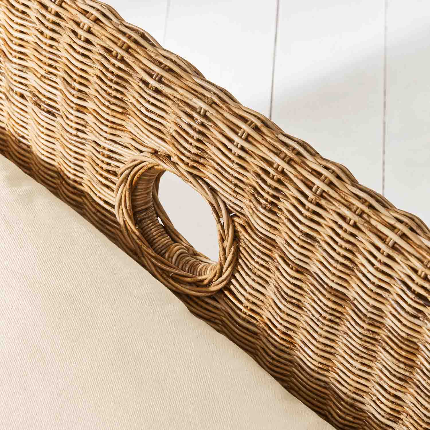 Natürliche Rattan-Kopfstütze mit rundem Griff und cremefarbenem Kissen für Schlafzimmer oder Wohnzimmer