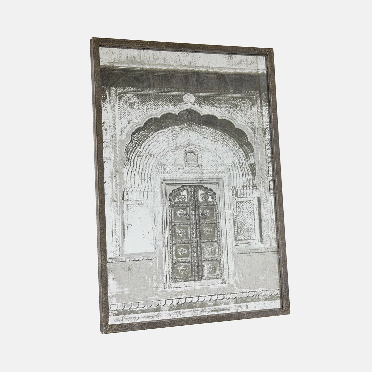 Gerahmtes Bild mit verzierten Vintage-Türen in Grau- und Brauntönen