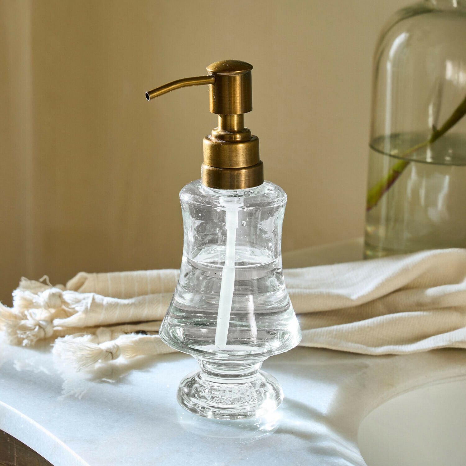 Seifenspender Rivélise Transparenter Glas-Seifenspender mit Messingpumpe für Badezimmer