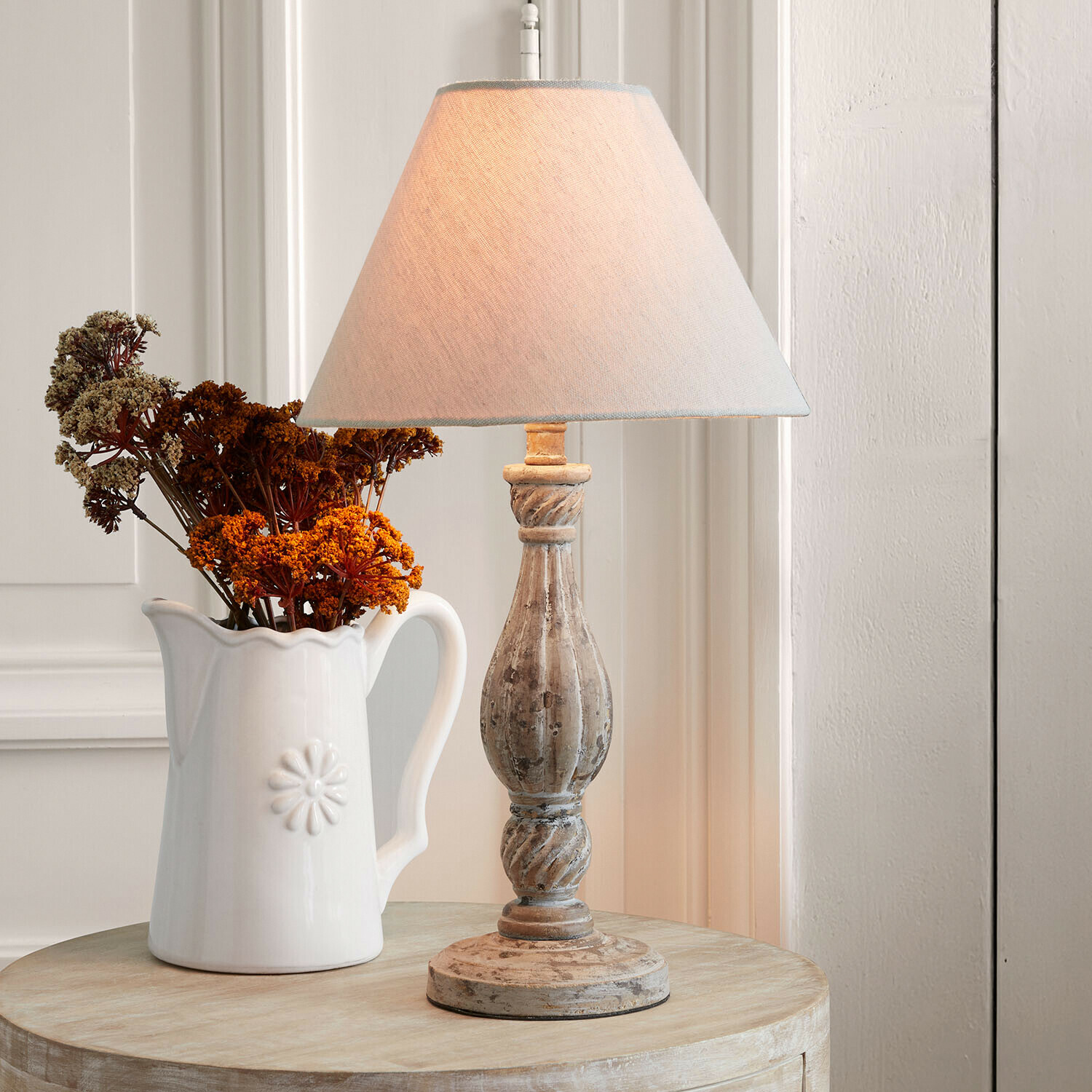 Tischlampe Saveraux Tischlampe mit vintage Holzfuß und beigem Lampenschirm in hellem Ambiente
