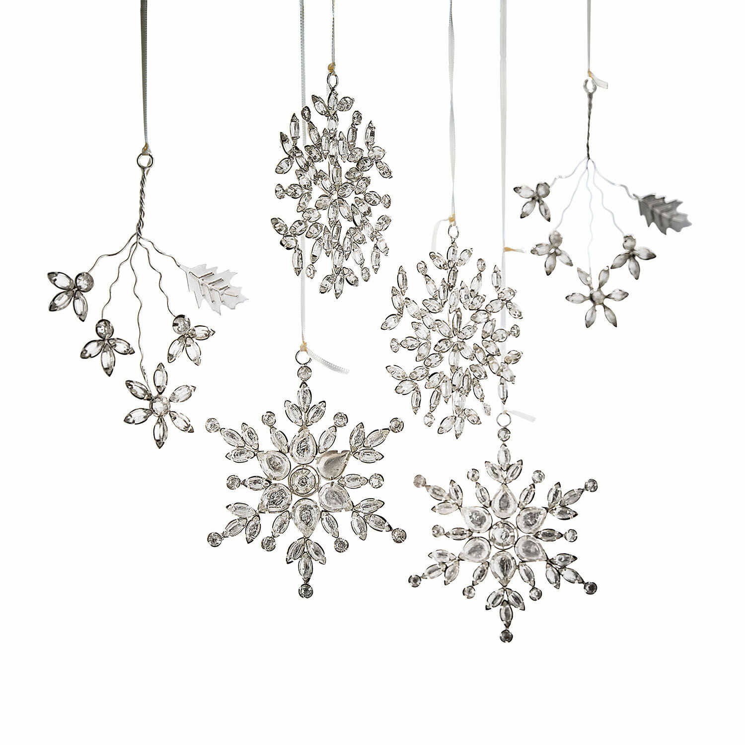 Weihnachtsschmuck 6er Set Allegan Set aus sechs transparenten Weihnachtsanhängern in Schneeflocken- und Zweigform vor weißem Hintergrund